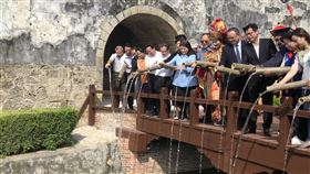 陳其邁為左營舊城護城河注水有「台灣第一石城」之稱的高雄左營舊城東門，走過颱風崩塌災害，護城河睽違12年再度通水啟用。高雄市長陳其邁（右4）2日到場為護城河注水，期盼左營舊城成為高雄觀光新亮點。中央社記者侯文婷攝  109年11月2日