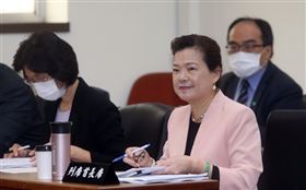 經濟部長王美花（前）2日在立法院經濟委員會被問及相關措施時表示，以人少、範圍小及必要性等進行評估，居家檢疫天數會少於14天。（中央社檔案照片）