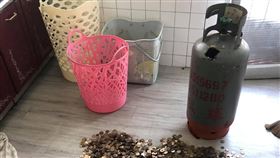 用瓦斯桶存錢！他倒「16公斤」零錢山…全場驚呆：算到瘋