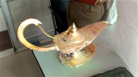 印度男子賣阿拉丁神燈進行詐騙（圖／翻攝自Uttar Pradesh police）