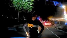 台中醉漢竄馬路　車主按喇叭竟被攔車（圖／翻攝畫面）