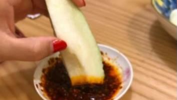 吃芭樂狂沾「1紅醬」！全場一看嗨翻