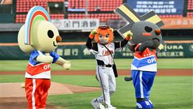 OPEN小將及條碼貓為統一獅加油。（圖／統一提供）