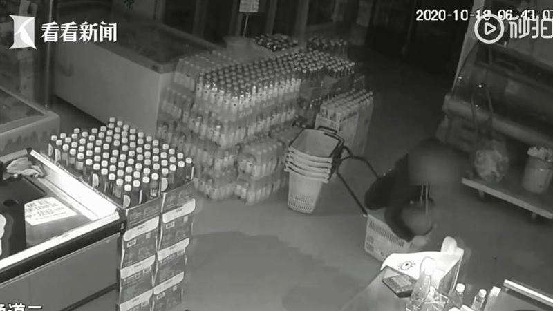 童超市躲貓貓　一抬頭…景象讓他樂歪