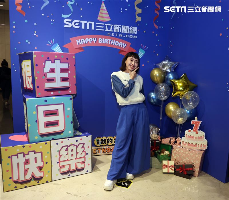 李芷婷祝福三立新聞網7周年生日快樂。（記者邱榮吉/攝影）