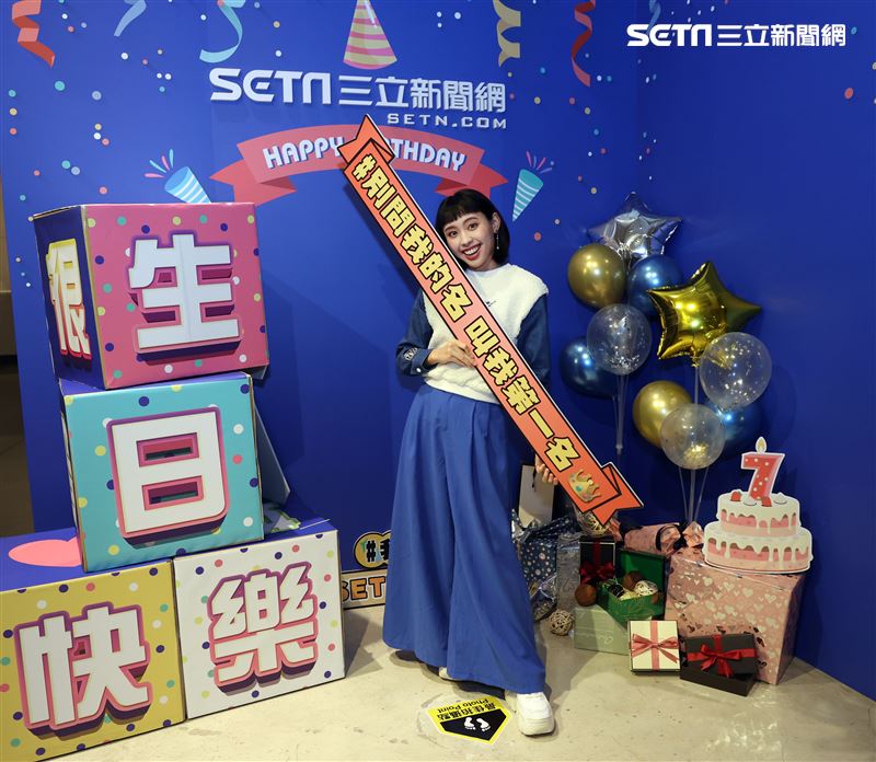 李芷婷祝福三立新聞網7周年生日快樂。（記者邱榮吉/攝影）