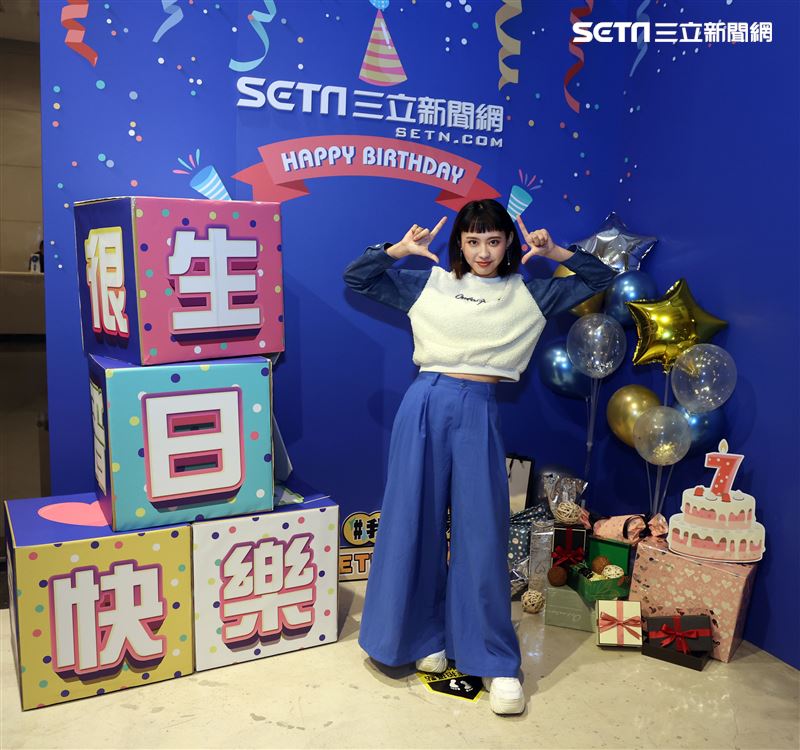 李芷婷祝福三立新聞網7周年生日快樂。（記者邱榮吉/攝影）