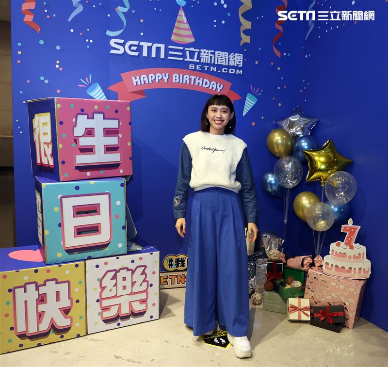 李芷婷祝福三立新聞網7周年生日快樂。（記者邱榮吉/攝影）