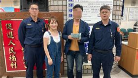 藝人王宥忻報案帳戶突冒100萬　警助找回失主藝人王宥忻（左2）表示近日帳戶突然有人匯入新台幣100萬元，她接獲銀行人員來電告知還誤以為是詐騙，經清查帳戶真有此入帳。王宥忻2日向警方報案請求協尋，順利尋回失主郭姓男子（左3）。（台北市警察局北投分局提供）中央社記者黃麗芸傳真　109年11月2日