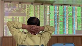 台股跌逾200點疫情全球大流行，重創全球股市，美股道瓊大跌1464點，12日台股也難逃賣壓，開盤開低走低下跌逾200點。中央社記者董俊志攝　109年3月12日