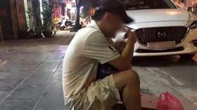 男子得知自己被戴綠帽，神情落寞的癱坐地上。（圖／翻攝自推特） 