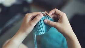 她編織一件毛衣當生日禮物，卻被閨蜜吐槽「俗氣」。（圖／翻攝自pixabay）