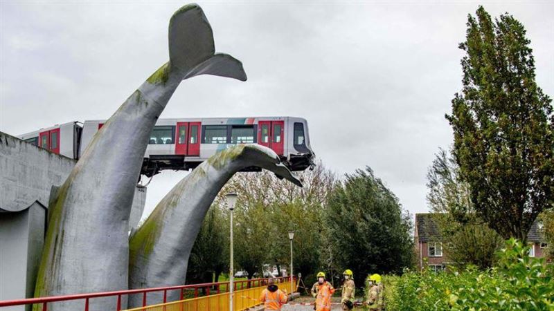 列車脫軌爆衝　停在「鯨魚尾巴」上