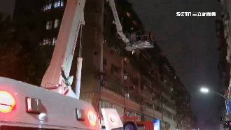 透天厝突竄大火　警消急灌救疏散住戶