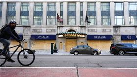 美國選情緊張 白宮附近商家忙封木板防選後動亂美國大選將在3日正式登場，由於擔心選後可能發生動亂，白宮附近許多店家紛紛釘木板封店自保。圖為距離白宮僅500公尺的餐廳。中央社記者徐薇婷華盛頓攝 109年11月3日