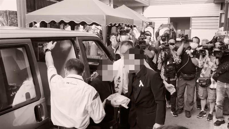 人生畢業了…閨密、母靈堂淚送女大生