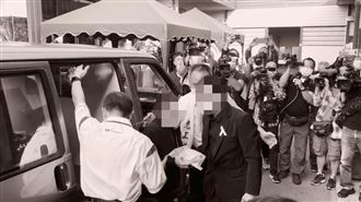 人生畢業了…閨密、母靈堂淚送女大生