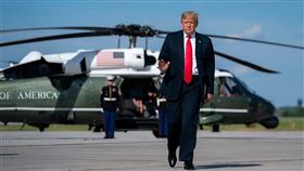 美國總統川普（前）與民主黨候選人拜登將於3日的大選對決。若選舉日發生騷亂，路透社指出，川普可以出動軍隊或聯邦幹員前去平亂。（圖取自facebook.com/WhiteHouse）