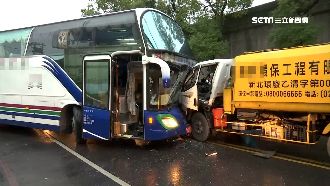遊覽車轉彎撞垃圾車　2駕駛受困車內