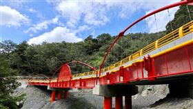 石灰坑橋改建正式開放通車石灰坑橋是通往奧萬大國家森林遊樂區必經路線，由於路面寬度不足，林務局南投林區管理處改建為長跨距橋梁，2日正式開放通車。（南投林管處提供）中央社記者蕭博陽南投縣傳真　109年11月2日