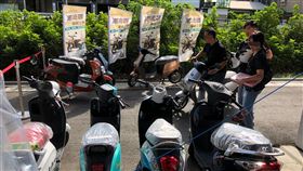 高市府將加速營造綠色交通環境高雄市環保局2日表示，規劃未來2年投入新台幣1億3000萬元，進行包含汰換老舊燃油公車、加碼補助汰舊燃油機車等工作，加速營造綠色交通環境。（高雄市政府提供）中央社記者王淑芬傳真　109年11月2日