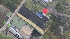 民宅突掛五星旗！早餐妹傻眼…：一個晚上住得地方飄洋過海了？（圖／翻攝自爆怨２公社）