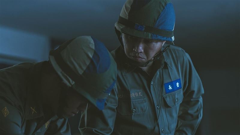 橋牌社劇照曝光　網見草綠軍服超懷念