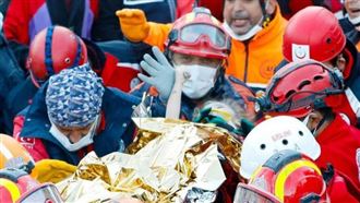 強震埋65小時…女童小手緊握謝恩人