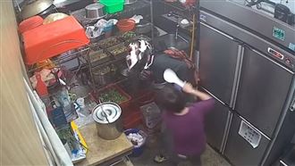 兒友人闖便當店　老媽抄+9飯匙暴打