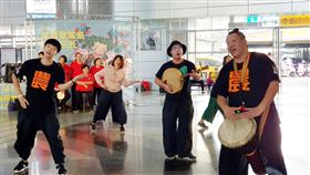 民謠結合馬戲表演  屏東半島歌謠祭4日登場屏東縣政府舉辦的「半島歌謠祭」4日至8日將在恆春鎮西門廣場登場，包含民謠大賽、詩市集、馬戲表演和老調新聲等活動，邀請民眾前來共襄盛舉。（屏東縣政府提供）中央社記者郭芷瑄傳真  109年11月3日