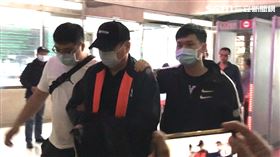 ▲人稱「楊醫師」借款給隻張綱維、澎恰恰的楊振豐，在刑事局員警押解下，移送台北地檢署複訊。（圖／記者楊佩琪攝）