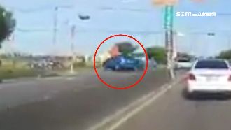 連切3車道後左轉　轎車遭直行車撞飛