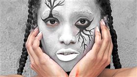 台灣女婿司強為國爭光　代表台灣在義大利參展隨台灣妻子來台長年居住的法籍藝術家司強（Jean Scuderi），以人體彩繪、攝影、錄像藝術和繪畫創作著稱，近期他的作品在義大利參展，被視為台灣藝術家代表，讓台灣藝術再次被世界看見。圖為參展作品「化妝舞會－自我的幻覺」系列照之一。（司強提供）中央社記者鄭景雯傳真　109年11月3日