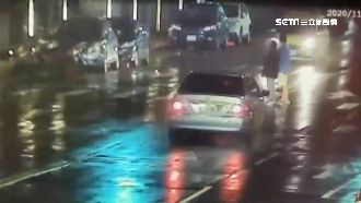 2行人闖燈過馬路　遭轎車撞飛腿斷