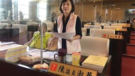 交通檢舉案件大爆發　中市議員憂惡意舉發民進黨籍市議員陳淑華（右）指出，台中市民國108年舉發交通違規案件數29萬多件，罰款達新台幣14億元，109年截至8月已26萬件，檢舉大爆發，憂心有惡意舉發、挾怨報復的情形，可能影響處理品質。中央社記者趙麗妍攝　109年11月3日