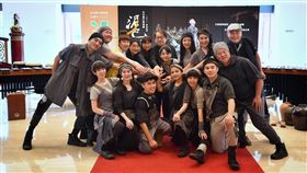 朱宗慶打擊樂團擊樂劇場泥巴彩排（1）朱宗慶打擊樂團擊樂劇場「泥巴」在2019年首演後，佳評如潮，樂團特別選作為35週年代表作品，2021年1月1日將在國家戲劇院演出。圖為朱宗慶（後中）與樂團成員3日彩排時合影。中央社記者王飛華攝  109年11月3日