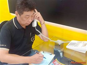 曾在基隆信義區東光里擔任28年的資深里長的21世紀不動產業務黃元良深得里民信任（圖／業者提供）