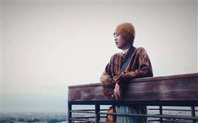 恩，過去皆擔任臨終關懷志願者，至今已為150多位病人送行，然而天不從人願，閱盡生離死別的她，34歲時確診腦瘤，但面度人生重要的抉擇，她決定不手術，冀望過著有質量的生活。其豁達的態度令人敬佩。（圖／擷取自梨視頻）