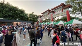 ▲台灣大賽第3場在台南，賽前場外獅迷聚集。（圖／記者王怡翔攝影）