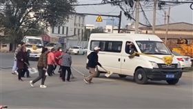 買路錢,出殯,撿錢,硬幣,大媽,老翁,吸錢