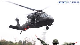 陸軍特戰四營從UH-60M黑鷹直升機進行機降、繩降，協力特戰官兵發起攻堅戰鬥。（記者邱榮吉/彰化拍攝）
