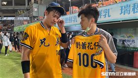 中信兄弟帶著花仔阿嬤的球衣到台南，許基宏接受訪問。（圖／記者王怡翔攝影）