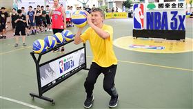 ▲知名球評李亦伸參與「趣味三分球大賽」。（圖／國泰NBA 3x提供）