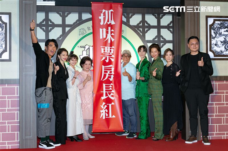 《孤味》首映會 監製 廖慶松、監製 徐若瑄、導演許承傑、陳淑芳、謝盈萱、孫可芳、丁寧、楊一展、陳姸霏。（記者楊澍/攝影）