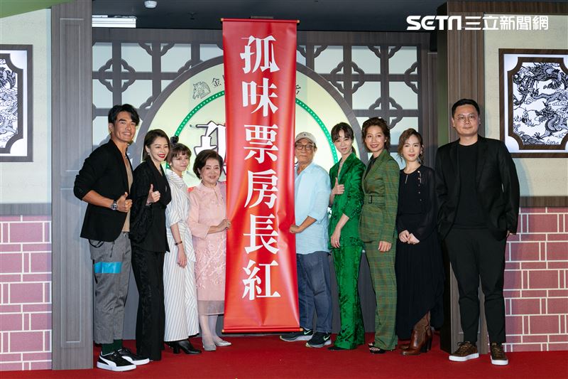 《孤味》首映會 監製 廖慶松、監製 徐若瑄、導演許承傑、陳淑芳、謝盈萱、孫可芳、丁寧、楊一展、陳姸霏。（記者楊澍/攝影）