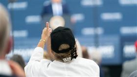 根據真清晰政治網站整理各家民調平均走勢最新結果，在關鍵搖擺州之一的北卡羅來納州，川普支持率已反超拜登。圖為造勢活動中支持者挺川普。（圖取自facebook.com/DonaldTrump）