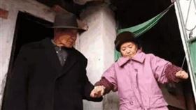 82歲第三次結婚！他見妻子胎記淚崩：是失蹤60年結髮妻（圖／翻攝自微博）