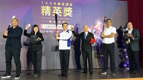 體育運動精英獎入圍名單出爐109年體育運動精英獎入圍名單公布記者會3日舉行，體育署長張少熙（左3）、中華職棒富邦悍將顧問陳金鋒（右2）及味全龍打擊教練張泰山（左1）等人揭曉入圍名單。中央社記者黃巧雯攝　109年11月3日