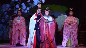 唐美雲歌仔戲團年度大戲光華之君將上演（1）唐美雲歌仔戲團改編日本文學經典「源氏物語」的年度大戲「光華之君」，5日將在台北國家戲劇院正式演出，由戲團藝術總監唐美雲（前左）飾演劇中主角。中央社記者王飛華攝　109年11月3日