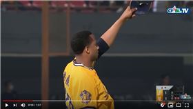 ▲岳政華飛撲美技沒收安打，投手米蘭達脫帽致意。（圖／翻攝自CPBLTV）